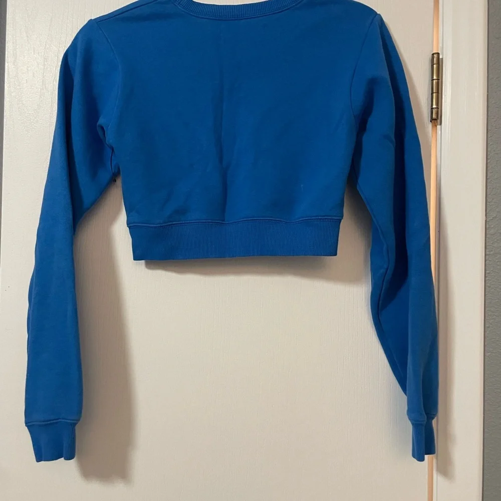 NWOT 🩵Urban Outfitters Bright Blue Embroidered Peace Cropped sweatshirt size XS